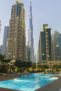 Bazén v ubytování NOT OPEN Luxury & modern 2BR apartment near Burj Khalifa nebo v jeho okolí