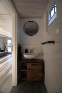 Koupelna v ubytování Hausboot Wangermeer Nordsonne 10