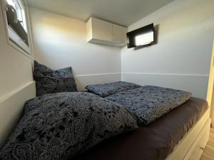 Postel nebo postele na pokoji v ubytování Hausboot Wangermeer Nordsonne 10