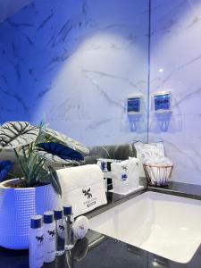 清邁的住宿－Moose Hotel Nimman，一间带水槽和镜子的浴室