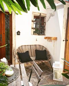 A seating area at Bed and Breakfast La Bouganville