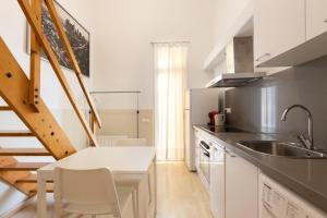 A kitchen or kitchenette at Lodging Apartments Sagrada Familia