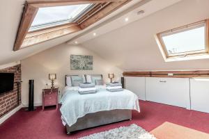 Un dormitorio con una cama grande y una ventana en Dragon Loft Apartment en Harrogate