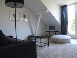 ein Wohnzimmer mit einem Sofa und einem Tisch in der Unterkunft Das Stadthaus in Bad Salzuflen