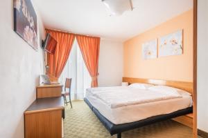 Voodi või voodid majutusasutuse Hotel Alpina toas +37 fotot