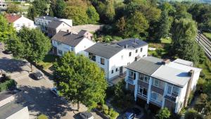 eine Luftansicht eines großen weißen Hauses in der Unterkunft Bed & Breakfast 'Le Faucon' in Valkenburg