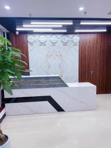 biurko w pokoju z dużą ścianą w obiekcie Khách sạn Thiên Đường - Paradise Hotel w mieście Yên Lô