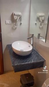 biała umywalka na blacie w łazience w obiekcie Khách sạn Thiên Đường - Paradise Hotel w mieście Yên Lô