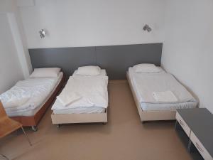 two twin beds in a room with at WOSiR Drzonków in Zielona Góra