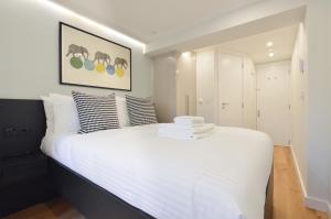 A bed or beds in a room at Earls Court East Serviced Apartments by StayPrime