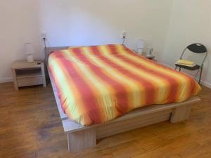 Postel nebo postele na pokoji v ubytování Chambre double Futon et Chambre Classique au coeur du Vercors + 12 fotografií