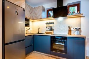 Kuchyňa alebo kuchynka v ubytovaní TATRYSTAY Cactus Luxury Villa High Tatras private Wellness