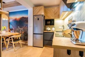 Kuchyňa alebo kuchynka v ubytovaní TATRYSTAY Cactus Luxury Villa High Tatras private Wellness