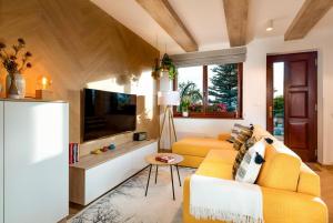 Televízia a/alebo spoločenská miestnosť v ubytovaní TATRYSTAY Cactus Luxury Villa High Tatras private Wellness