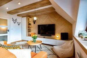 Televízia a/alebo spoločenská miestnosť v ubytovaní TATRYSTAY Cactus Luxury Villa High Tatras private Wellness