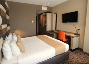 ein Hotelzimmer mit Bett und Schreibtisch mit Computer in der Unterkunft XO Hotels Blue Tower in Amsterdam