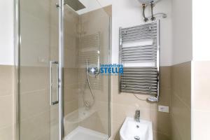 La salle de bains est pourvue d'une douche et de toilettes. dans l'établissement Condominio Commerciale, à Lido di Jesolo