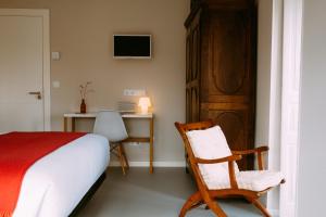 a bedroom with a bed and a desk and a chair at el gran sueño Boutique Hotel & Apartamentos - Adults Only in Pintueles