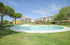 una piscina en un parque con algunos edificios en Esurigolf Ayamonte Pequeño paraiso en el Algarve Español Entrada Lunes, en Ayamonte