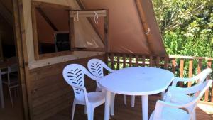Balkón nebo terasa v ubytování Camping Onlycamp La Confluence + 34 fotografií
