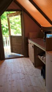 Kuchyň nebo kuchyňský kout v ubytování Camping Onlycamp La Confluence