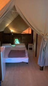 Postel nebo postele na pokoji v ubytování Camping Onlycamp La Confluence