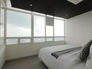 Ein Bett oder Betten in einem Zimmer der Unterkunft Fika Rooms Tangerang By Skandinavia
