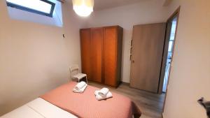 sypialnia z łóżkiem z dwoma butami w obiekcie Ismini Apartments Myrtos w mieście Myrtos
