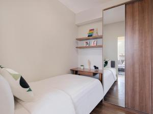 Ein Bett oder Betten in einem Zimmer der Unterkunft Fika Rooms Tangerang By Skandinavia