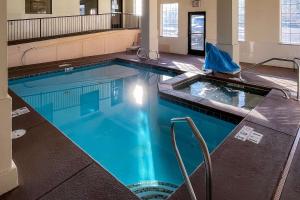 una gran piscina en una habitación de hotel en Comfort Inn & Suites Midtown, en Ruidoso