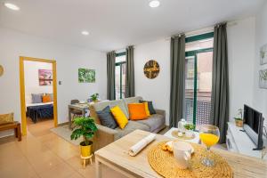 uma sala de estar com um sofá e uma mesa em Lodging Apartments Liceu G2 em Barcelona