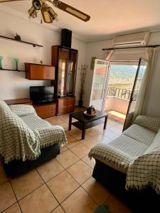 sala de estar con 2 camas y balcón en ALOJAMIENTO TURÍSTICO MALI en Siles