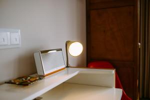 a desk with a monitor and a lamp on it at el gran sueño Boutique Hotel & Apartamentos - Adults Only in Pintueles