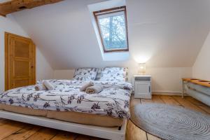 Postel nebo postele na pokoji v ubytování Chalupa U Potoka
