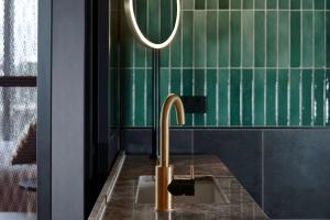 Bathroom sa QT Auckland