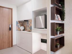 Küche/Küchenzeile in der Unterkunft Fika Rooms Tangerang By Skandinavia