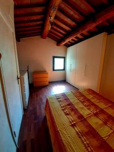 ein Schlafzimmer mit einem großen Bett in einem Zimmer in der Unterkunft Charming 4-Bed Cottage 15 minutes from Florence in Impruneta