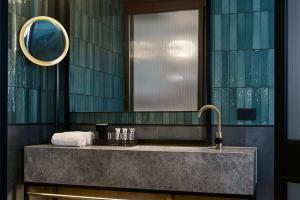 Bathroom sa QT Auckland