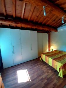 um quarto com uma cama e um tecto de madeira em Charming 4-Bed Cottage 15 minutes from Florence em Impruneta