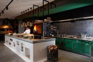 Kitchen o kitchenette sa QT Auckland