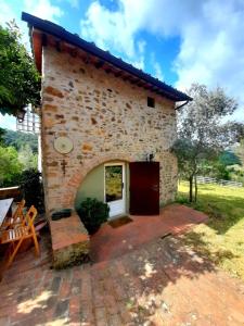 uma pequena casa de pedra com um pátio em Charming 4-Bed Cottage 15 minutes from Florence em Impruneta