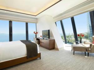 TV a/nebo společenská místnost v ubytování Fairmont Baku, Flame Towers