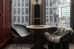 Seating area sa QT Auckland