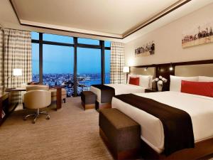 Postel nebo postele na pokoji v ubytování Fairmont Baku, Flame Towers