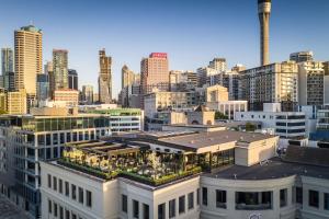 奧克蘭的住宿－QT Auckland，享有城市天际线和高楼的景色