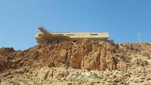 un avión sentado en la cima de una montaña en Alhidan Hostel & adventure, en Madaba