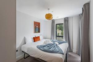 - une chambre avec un lit doté d'une couverture bleue dans l'établissement STYLISH 2 BED 2 BATH IN HIGHGATE & FREE PARKING, à Londres