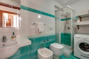 A bathroom at Ricasoli 17 G