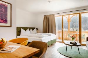 a hotel room with a bed and a table at Seehotel Berau in St. Wolfgang