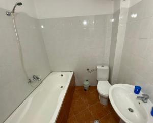 La salle de bains est pourvue d'une baignoire, de toilettes et d'un lavabo. dans l'établissement Aldo Apartment, à Tirana